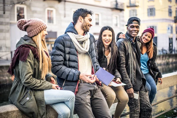 Friends bonding outdoors — Stock Photo, Image