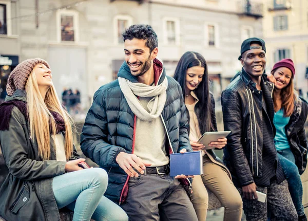 Amici che legano all'aperto — Foto Stock