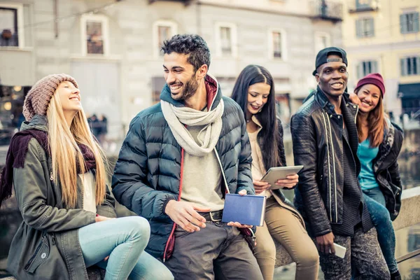 Vänner bonding utomhus — Stockfoto