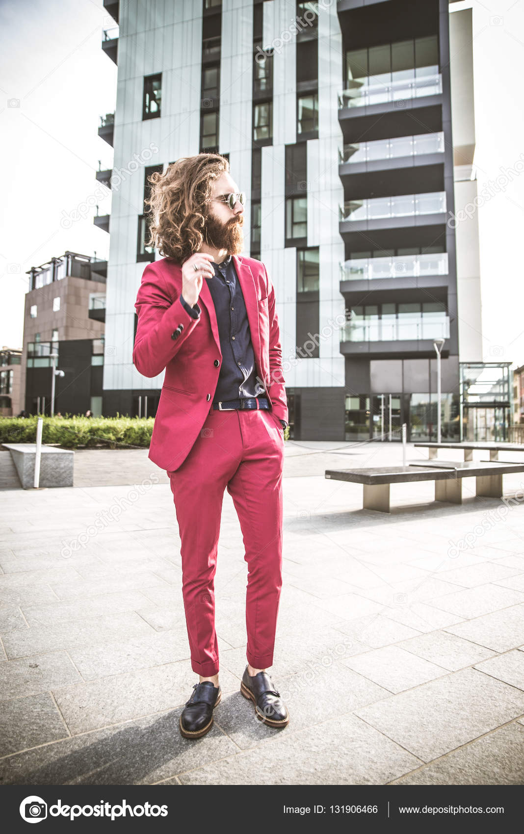 Hipster hombre en traje rojo Foto de stock 131906466 oneinchpunch