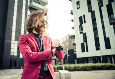 Kırmızı elbiseli hipster adam