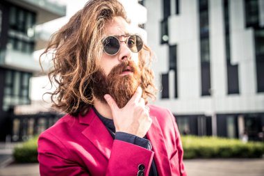 Kırmızı elbiseli hipster adam