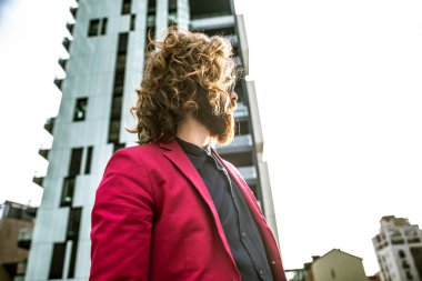 Kırmızı elbiseli hipster adam 