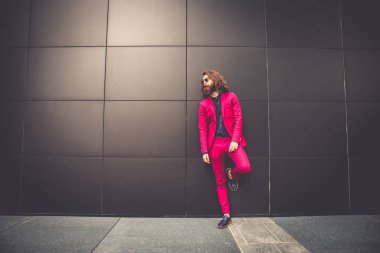 Kırmızı elbiseli genç hipster adam