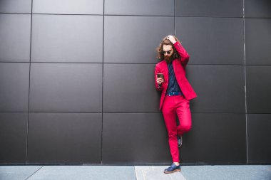 Kırmızı elbiseli genç hipster adam