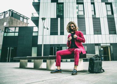 Kırmızı resmi elbiseli adam 