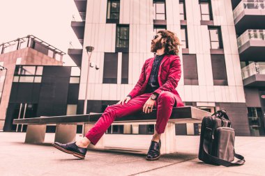 Kırmızı resmi elbiseli adam 