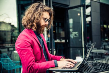 Laptop çalışma hipster adam