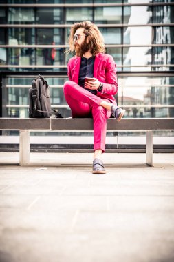 Hipster adam kırmızı resmi elbiseli