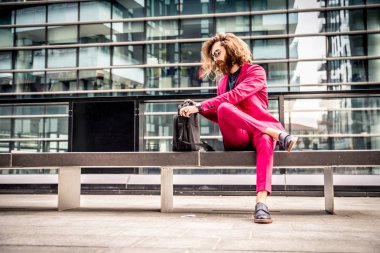 Hipster adam kırmızı resmi elbiseli