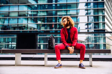 Hipster adam kırmızı resmi elbiseli