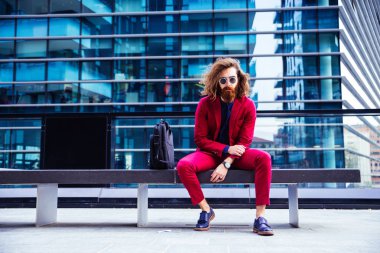 Hipster adam kırmızı resmi elbiseli