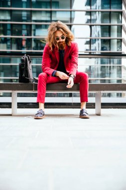 Hipster adam kırmızı resmi elbiseli