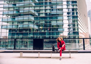 Bankta oturan hipster adam