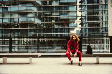 Bankta oturan hipster adam