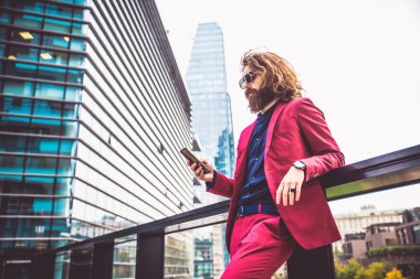 Kırmızı resmi kıyafetli sakallı adam