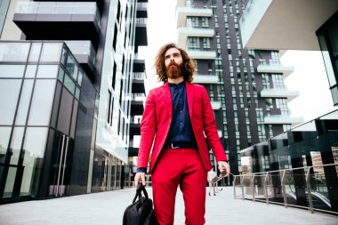 Kırmızı elbiseli genç hipster adam