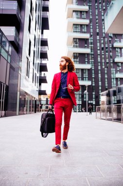 Kırmızı elbiseli genç hipster adam