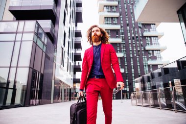 Kırmızı elbiseli genç hipster adam