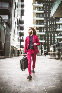 Kırmızı elbiseli genç hipster adam