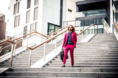 Kırmızı resmi elbiseli yürüyen adam