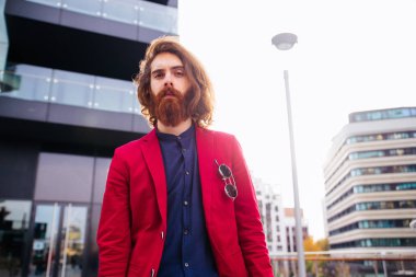 Yakışıklı hipster adam Kırmızı elbiseli