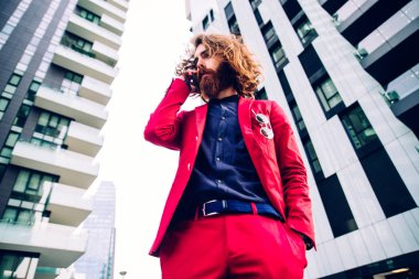 Yakışıklı hipster adam Kırmızı elbiseli