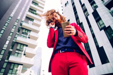 Yakışıklı hipster adam Kırmızı elbiseli