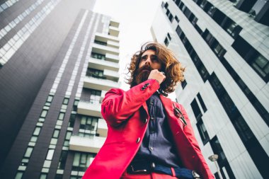 Kırmızı elbiseli yürüyen hipster adam 