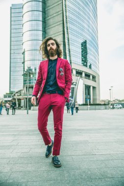 Yakışıklı hipster adam Kırmızı elbiseli