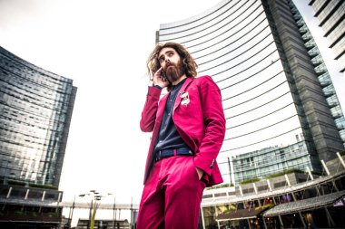 Kırmızı elbiseli yürüyen hipster adam 