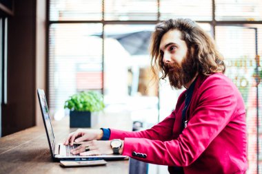 Laptop çalışma hipster adam