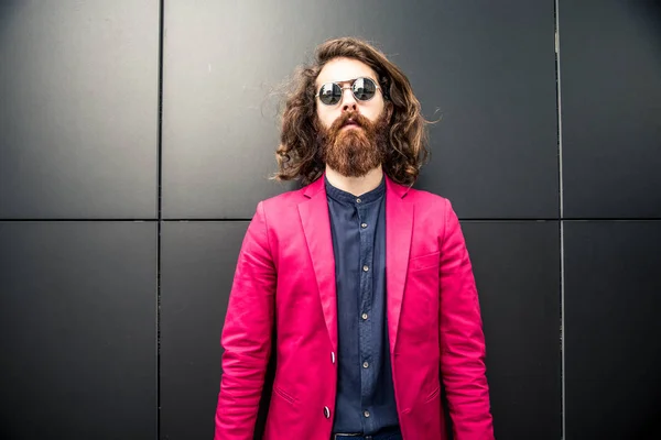 Hipster hombre en traje rojo —  Fotos de Stock