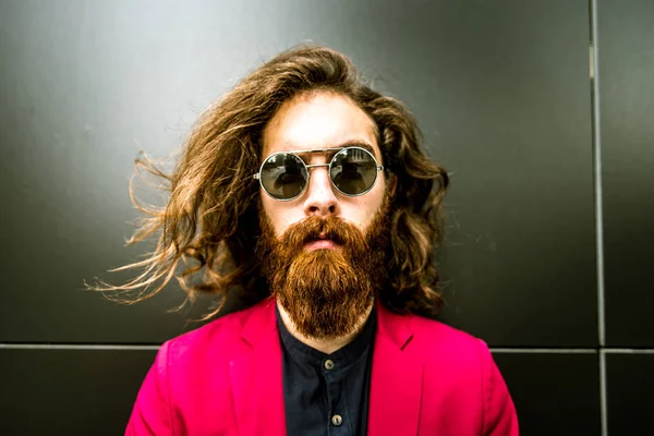 Hipster uomo in abito rosso — Foto Stock