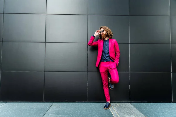 Jeune homme hipster en costume rouge — Photo