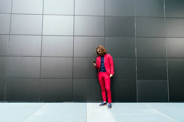 Jeune homme hipster en costume rouge — Photo