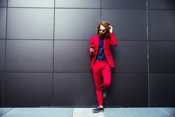 Jeune homme hipster en costume rouge — Photo