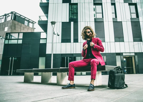 Kırmızı resmi elbiseli adam 