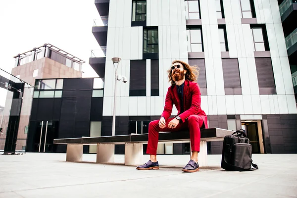 Mann im roten Anzug — Stockfoto