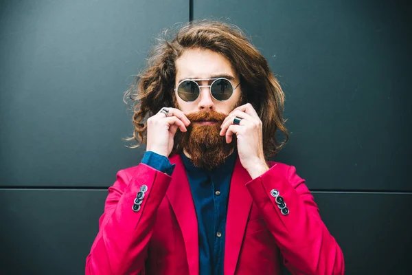 Kırmızı elbiseli hipster adam — Stok fotoğraf