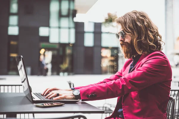 Hipster man aan het werk op laptop — Stockfoto