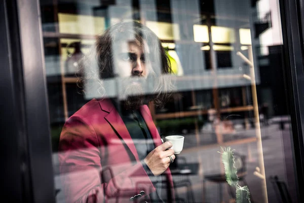 Hipster-Mann trinkt Kaffee — Stockfoto