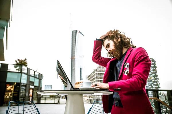Hipster man aan het werk op laptop — Stockfoto