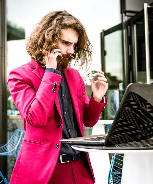 Hipster man aan het werk op laptop — Stockfoto