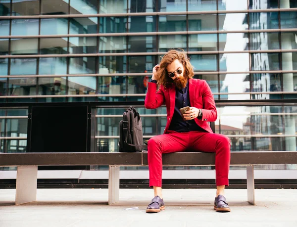 Homem sentado no banco — Fotografia de Stock