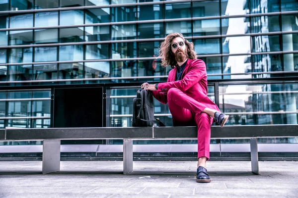 Hipster homem em terno formal vermelho — Fotografia de Stock