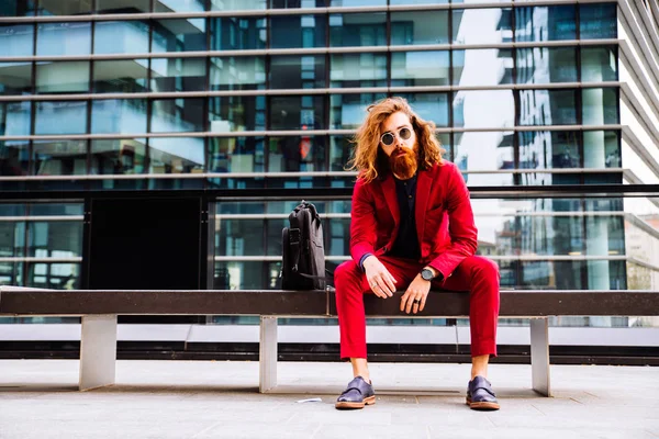 Hipster homem em terno formal vermelho — Fotografia de Stock