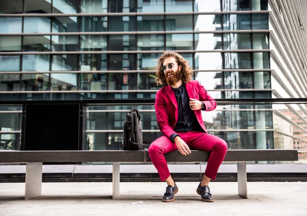 Hipster om în costum roșu formal — Fotografie, imagine de stoc