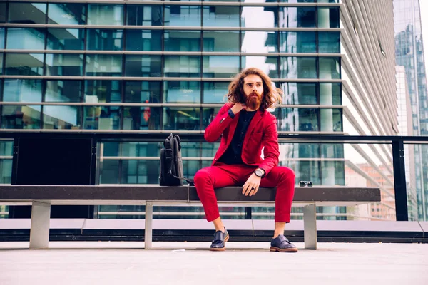Hipster-Mann sitzt auf Bank — Stockfoto