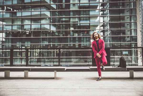 Homem barbudo em terno formal vermelho — Fotografia de Stock